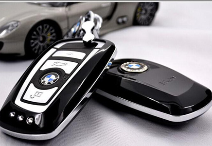 汽車(chē)鑰匙落車(chē)?yán)锪嗽夷膲K玻璃最省錢(qián)?